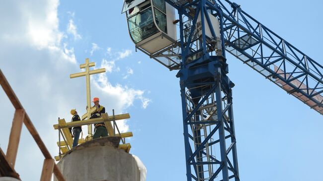 Подъем крестов на храм Преображения Господня в Москве