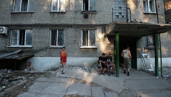 Жители Иловайска во дворе разрушенного в результате обстрела украинской армией жилого дома. Архивное фото