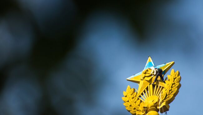 Шпиль высотки на Котельнической набережной, выкрашенный в цвета украинского флага. Архивное фото