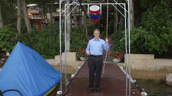 Билл Гейтс принимает участие в флешмобе Ice Bucket Challenge