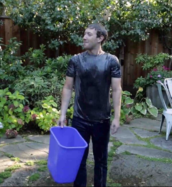 Марк Цукерберг принимает участие в флешмобе Ice Bucket Challenge