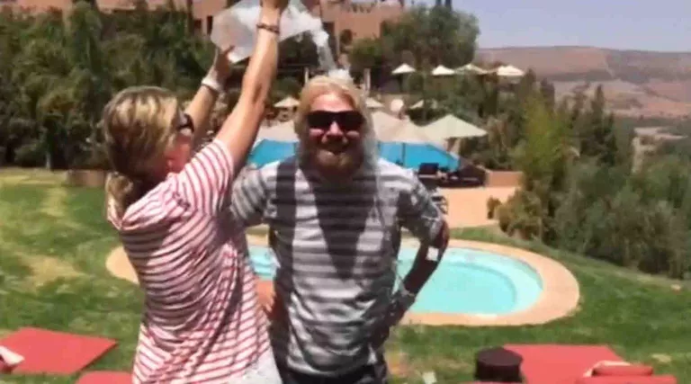 Миллиардер Ричард Брэнсон принимает участие в флешмобе Ice Bucket Challenge Миллиардер Ричард Брэнсон принимает участие в флешмобе Ice Bucket Challenge