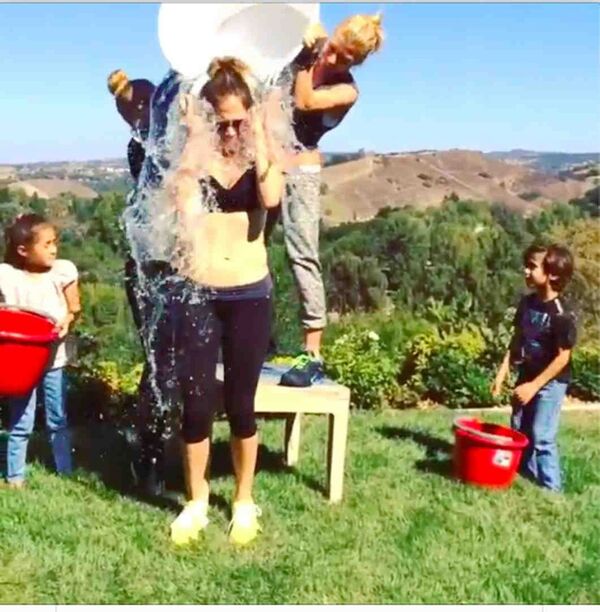 Певица и актриса Дженифер Лопес принимает участие в флешмобе  Ice Bucket Challenge