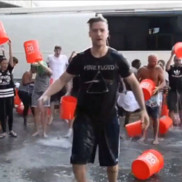 Певец и актер Джастин Тимберлейк принимает участие в флешмобе Ice Bucket Challenge