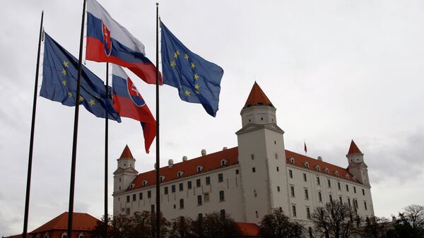 Флаги Словакии и Евросоюза перед зданием парламента в Братиславе. Архивное фото