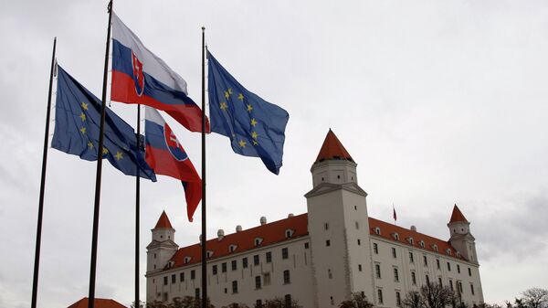 Флаги Словакии и Евросоюза перед зданием парламента в Братиславе. Архивное фото