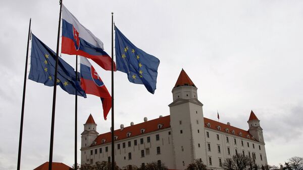 Флаги Словакии и Евросоюза. Архивное фото