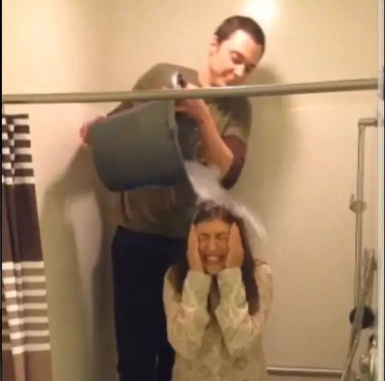 Джим Парсонс и Маим Бялик принимают участие в флешмобе Ice Bucket Challenge Джим Парсонс и Маим Бялик принимают участие в флешмобе Ice Bucket Challenge