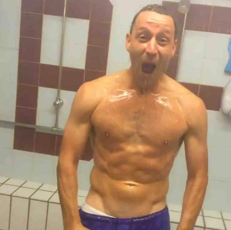 Английский футболист Джон Терри принимает участие в флешмобе Ice Bucket Challenge Английский футболист Джон Терри принимает участие в флешмобе Ice Bucket Challenge