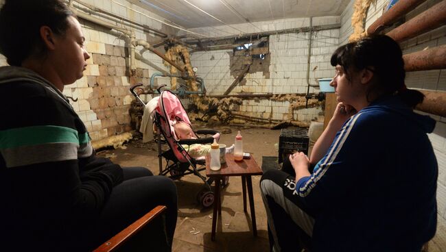 Жильцы дома в подвале во время обстрела города украинской армией в Донецке. Архивное фото