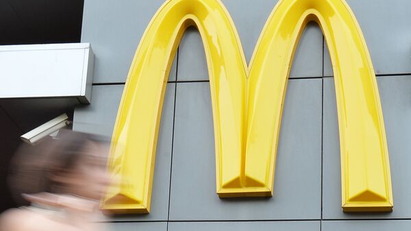 Логотип McDonald's. Архивное фото