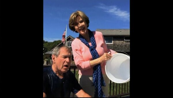 Бывший президент США Джордж Буш принимает участие в акции Ice Bucket Challenge