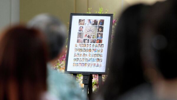 Фотографии пропавших пассажиров рейса 370 компании Malaysia Airlines. Архивное фото