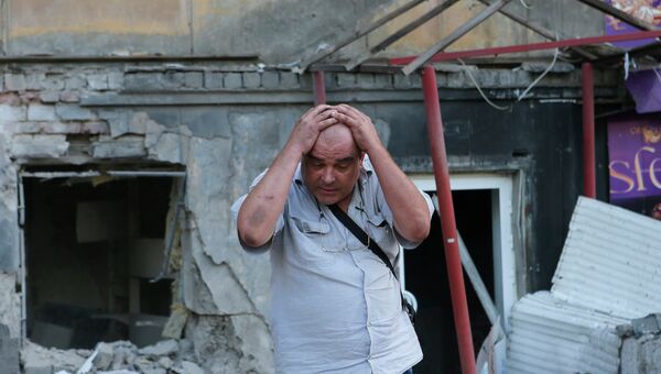 Житель Донецка после артобстрела города украинской армией. Архивное фото