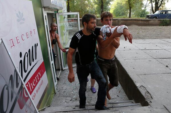 Раненый во время обстрела украинскими военными мужчина в Донецке