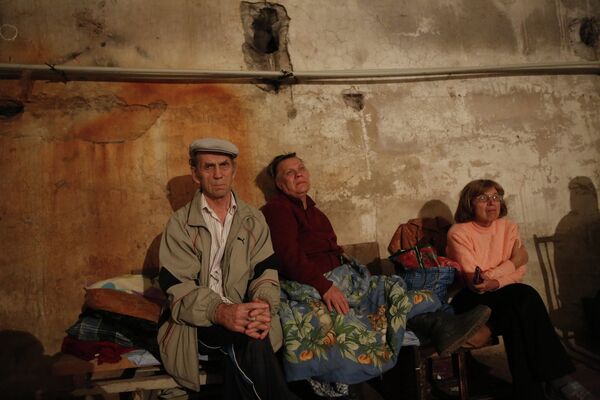 Пожилые люди в подвале во время обстрела Донецка
