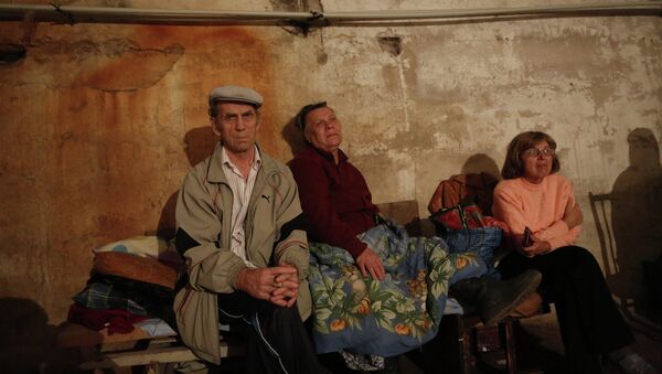 Пожилые люди в подвале во время обстрела Донецка. Архивное фото