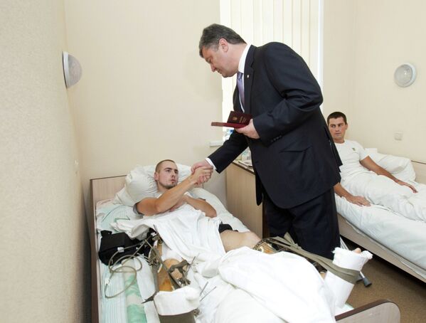Президент Украины Петр Порошенко награждает солдат в военном госпитале в Киеве