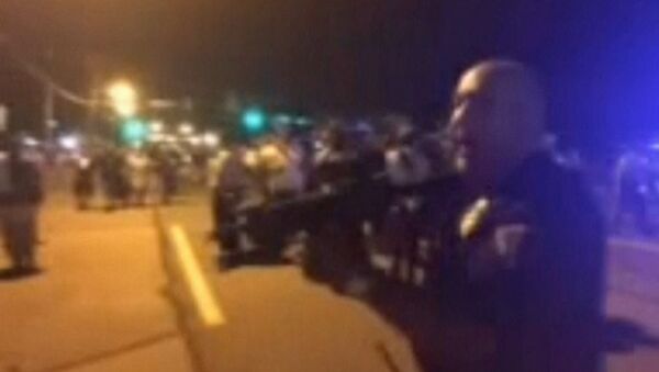 Полицейский в Фергюсоне направил винтовку на демонстранта и угрожал убить его