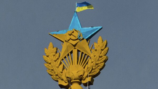Звезда на шпиле московской высотки, выкрашенная в цвета украинского флага. Архивное фото