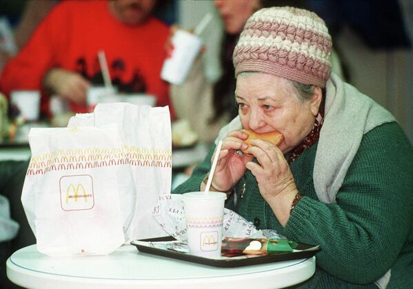 Пожилая женщина посетитель ресторана Макдоналдс в Москве, 1990 год
