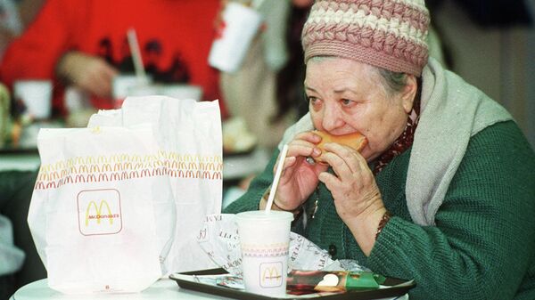 Пожилая женщина посетитель ресторана Макдональдс в Москве, 1990 год