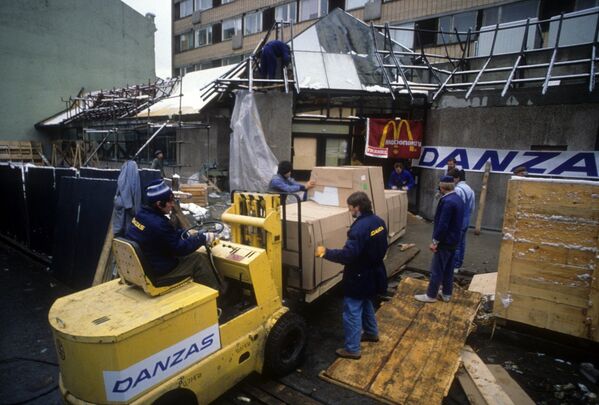 Строительства первого ресторана Макдоналдс в Москве, 1989 год