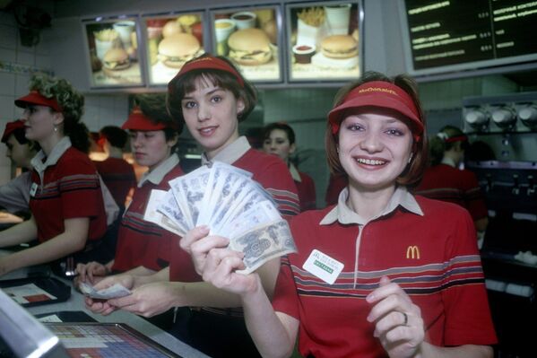 Работники ресторана Макдоналдс. Москва, 1991 год