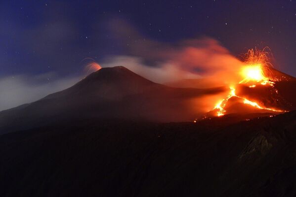 Взрыв лавы извергается из верхней части активной вулкана Этна в Сицилии, Италия