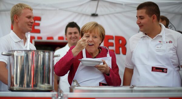 Канцлер Германии Ангела Меркель во время визита в организацию гуманитарной помощи Malteser в Бонне