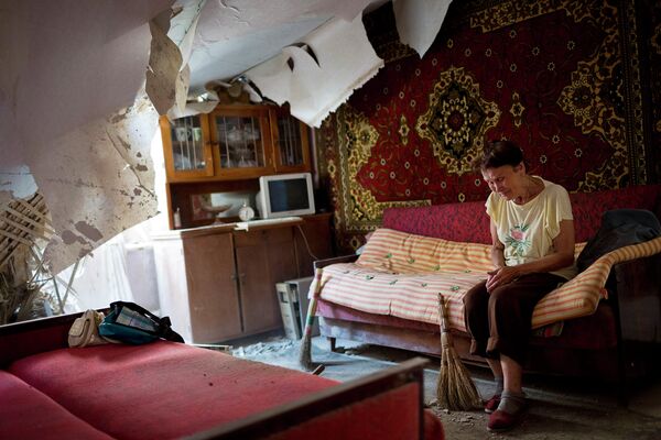 Жительница Донецка в своей разрушенной обстрелом квартире
