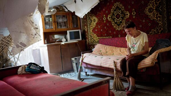 Жительница Донецка в своей разрушенной обстрелом квартире. Архивное фото.