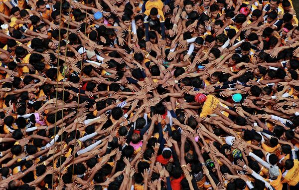 Молодежь Индии сделали живую пирамиду во время празднования Janamashtami, Мумбаи