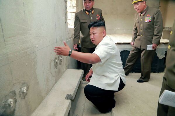 Северокорейский лидер Ким Чен Ын дает указания на строительной площадке