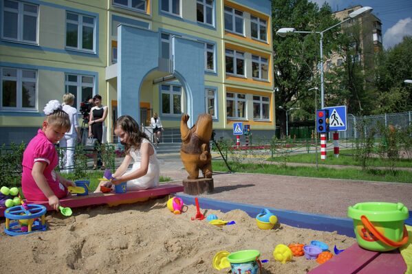 Девочки играют в песочнице  перед дошкольным отделением средней школы № 1223
