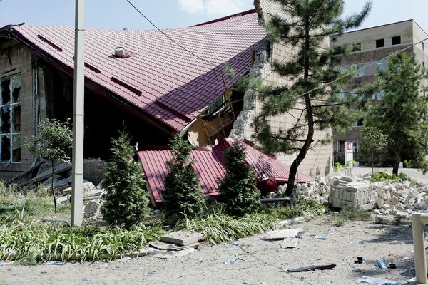 Разрушенное в результате обстрела здание музея в Донецке