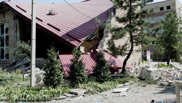 Разрушенное в результате обстрела здание музея в Донецке