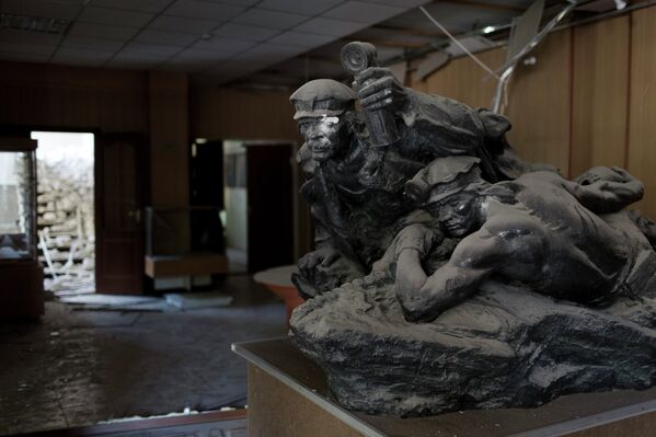 Статуя в музее Донецка, пострадавшем в результате обстрела украинскими военными