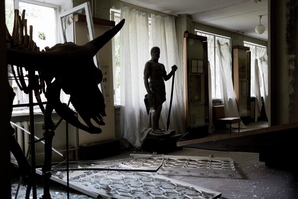 Выставочный зал в музее Донецка после обстрела