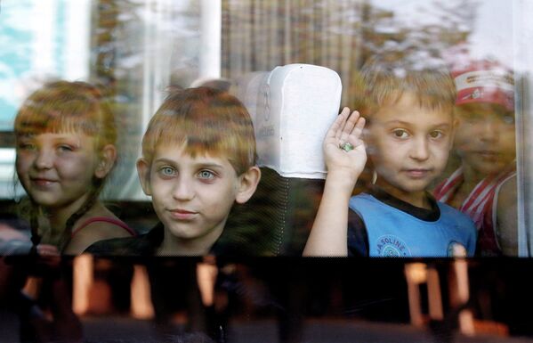 Дети, эвакуированные из зоны боевых действий на востоке Украины, в автобусе на вокзале в Ставрополе
