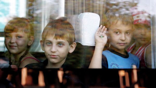 Дети, эвакуированные из зоны боевых действий на востоке Украины. Архивное фото