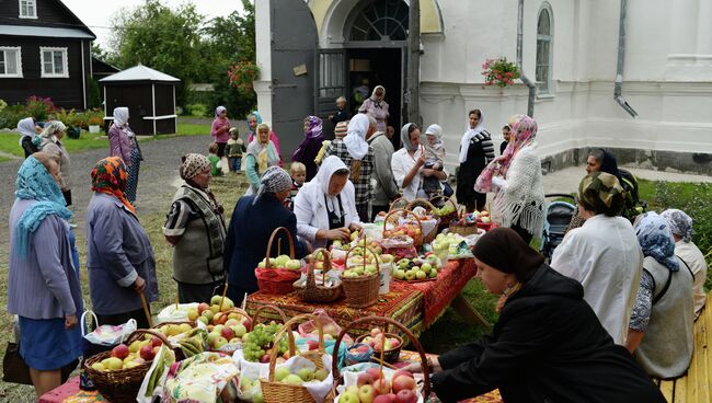 Празднование Яблочного Спаса в селе Бронница Новгородской области. Архивное фото