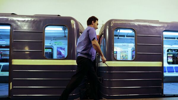Машинист обходит состав на станции метро в Санкт-Петербурге. Архивное фото
