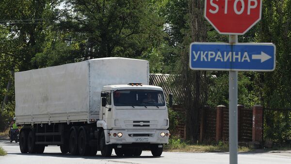 Автомобиль КамАЗ с гуманитарной помощью для жителей юго-востока Украины на КПП Донецк