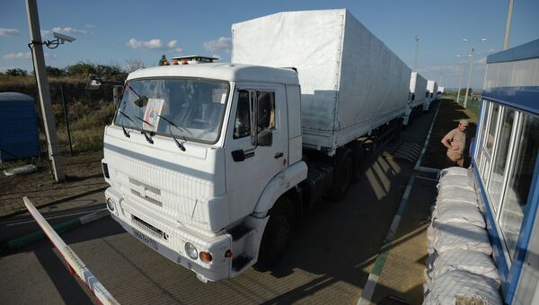 Колонна автомобилей КамАЗ с гуманитарной помощью для жителей юго-востока Украины на КПП Донецк