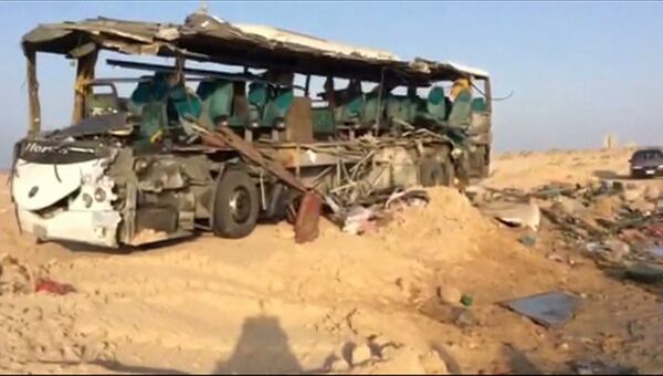 Кадры с места столкновения автобусов в Египте, где погибли более 30 человек