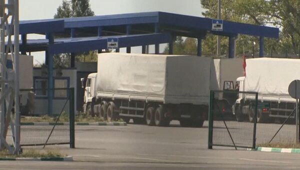 Первые грузовики с гуманитарной помощью РФ пересекли границу Украины