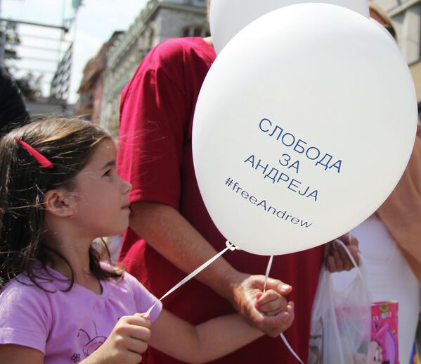 Участница акции в поддержку пропавшего на Украине Андрея Стенина в Белграде