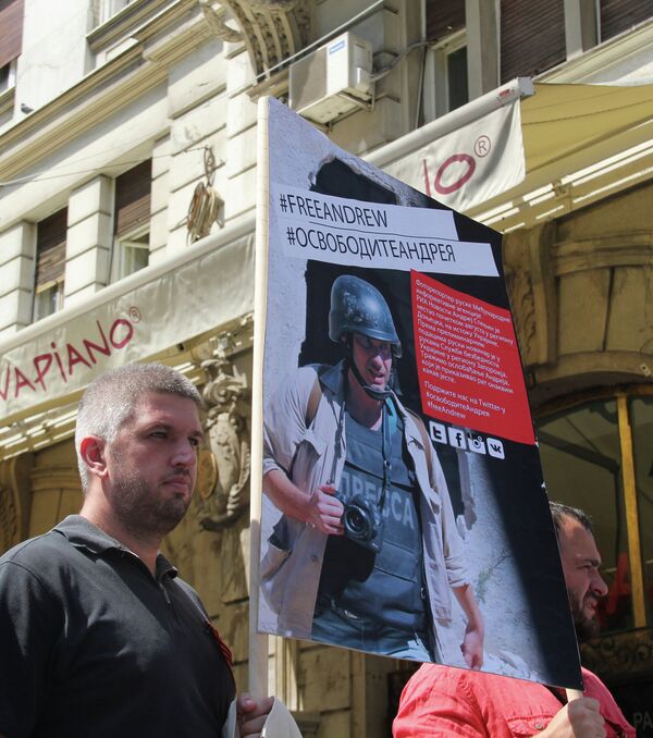 Участники акции в поддержку Андрея Стенина на центральной площади Белграда