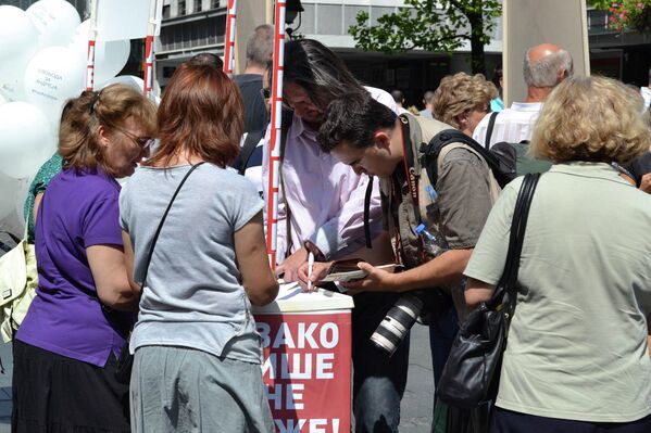 Участники акции в поддержку Андрея Стенина на центральной площади Белграда